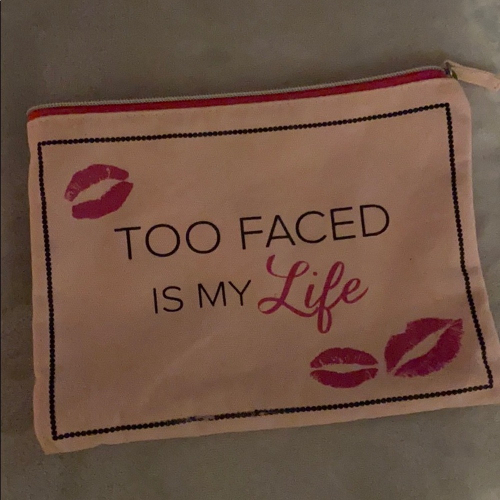 ✅✅SOLD ✅✅ Too Faced large makeup bag zipper close 💋